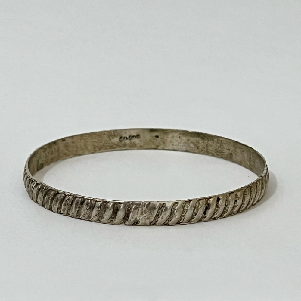 Sterling silver grooved bangle